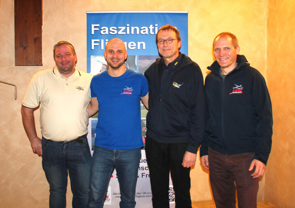 Volle Motivation für die Ausbildung neuer Segelfliegerkollegen: von links Martin Grünberger, Raphael Gramer, Flugschulleiter Robert Miesbauer und David Richter-Trummer. Foto: SMBC/Supersperger
